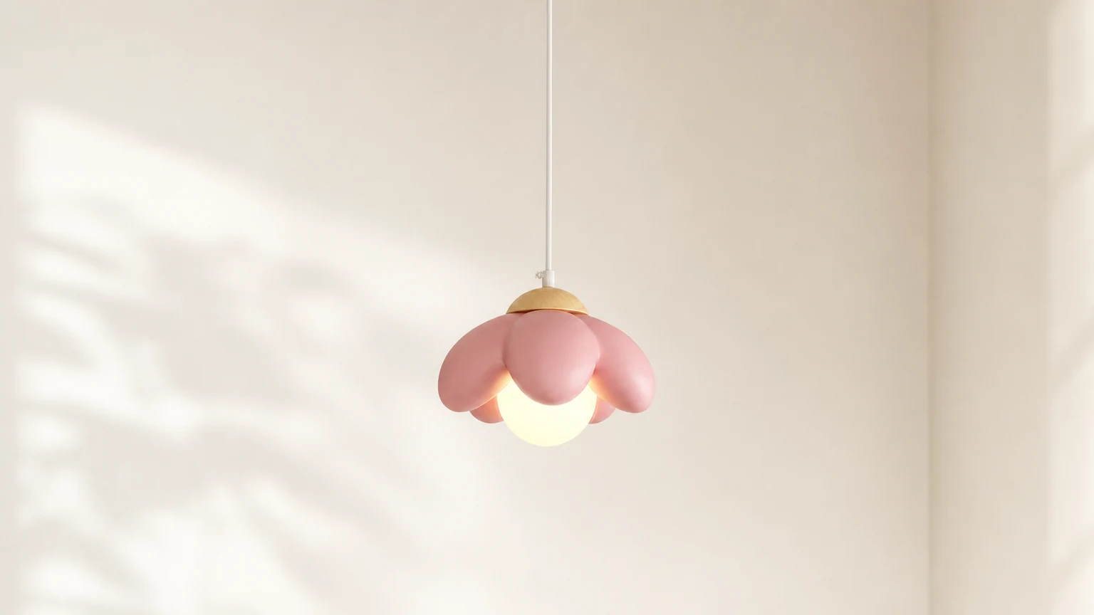 Lampa Wisząca Kwiat Wiśni S46 w stonowanym wnętrzu