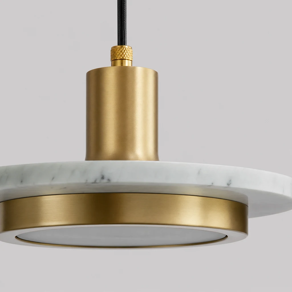 Zbliżenie lampy wiszącej Double Circle M74 z marmurowym i metalowym wykończeniem