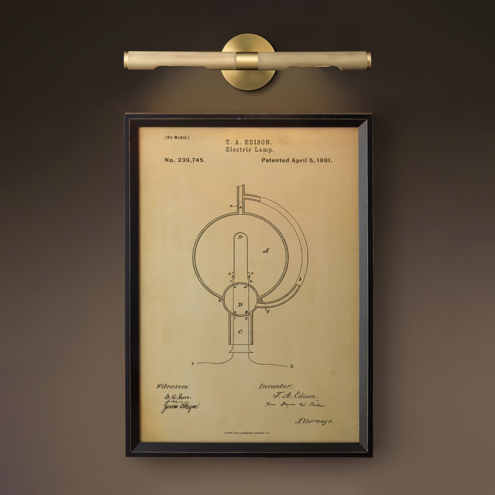 Vegglampe montert over innrammet veggkunst