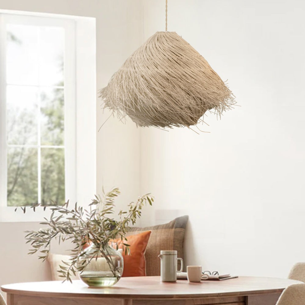 Rattanowa lampa wisząca przy oknie nad stołem