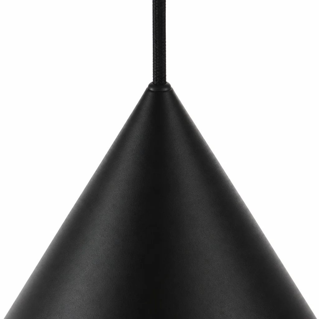 Zbliżenie na metalowy klosz i wykończenie lampy wiszącej Benjamin