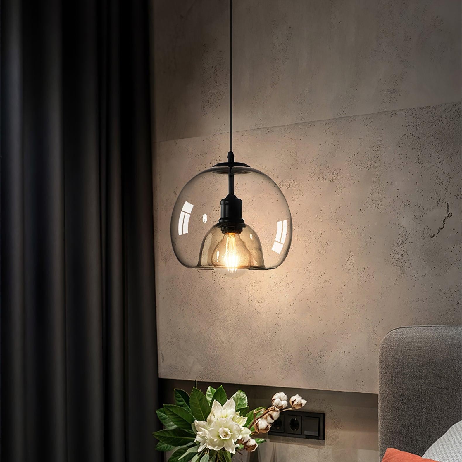 Ciepła scena przy łóżku z lampą wiszącą Pearl Essence