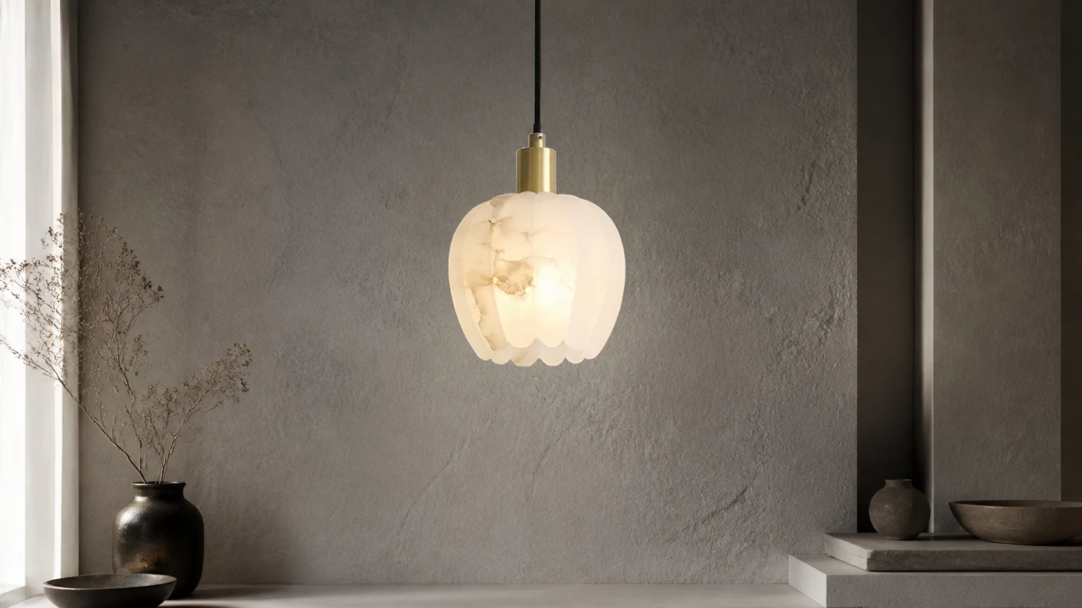 Lampa wisząca Lilin Alabaster pokazana jako ciepła, pozioma scena pomieszczenia