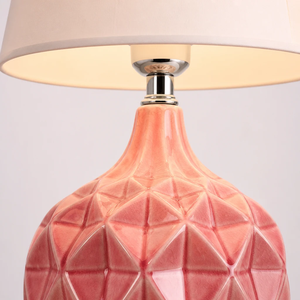 Zbliżenie na stół TERRA Light, ceramiczna faktura i szczegóły cienia