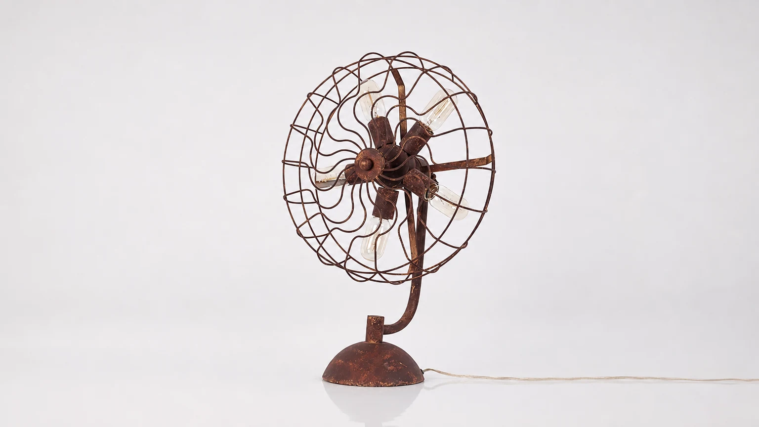 Lampa stołowa Fan D464 w starym stylu w industrialnym pomieszczeniu