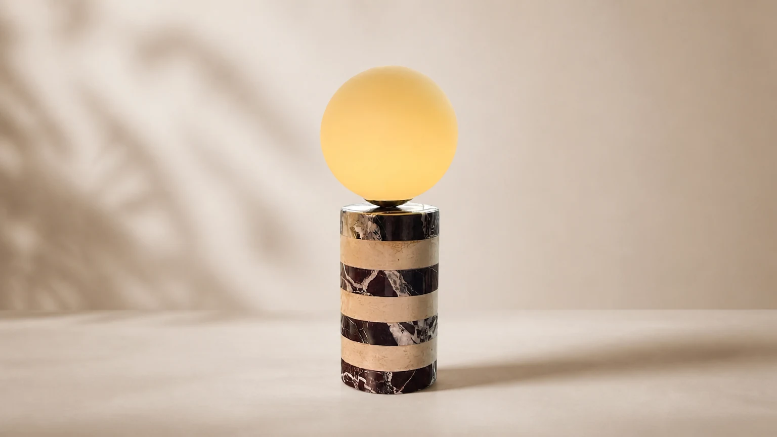 Marmurowa lampa stołowa Charade D711 pokazana w ciepłej scenie wnętrza