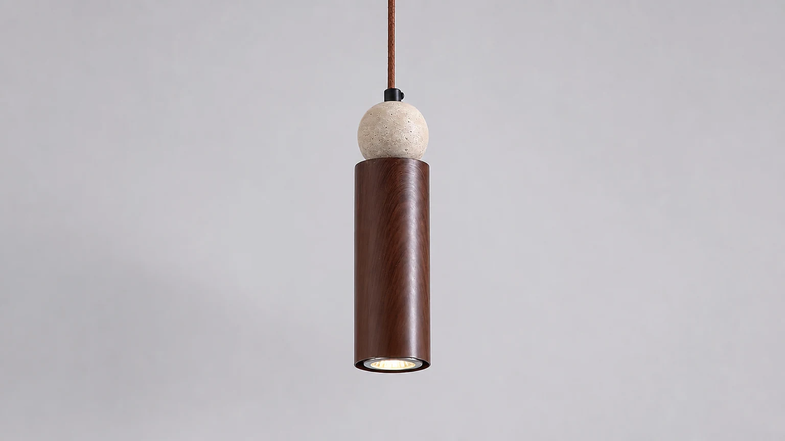 Lampa wisząca Somira D166 pokazana w ciepłej scenerii wnętrza