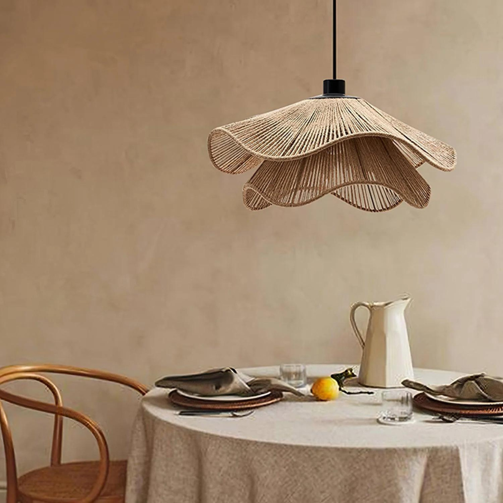 Lámpara colgante de yute sobre una mesa de comedor de tonos neutros.