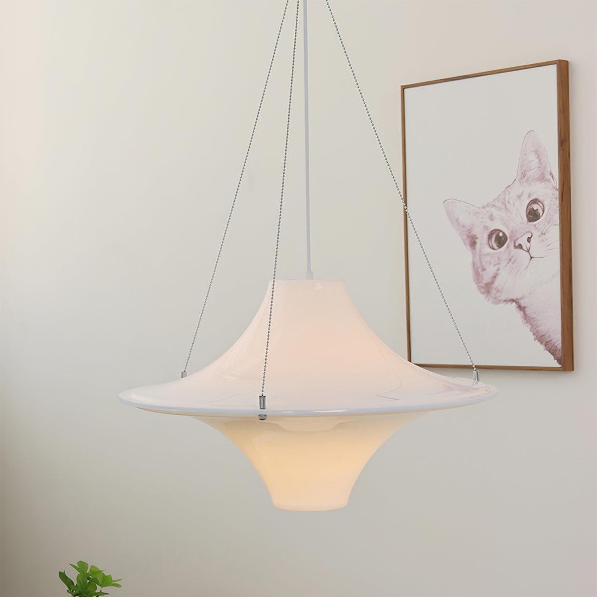 Lampa wisząca Lokki w prostym wnętrzu z oprawioną grafiką
