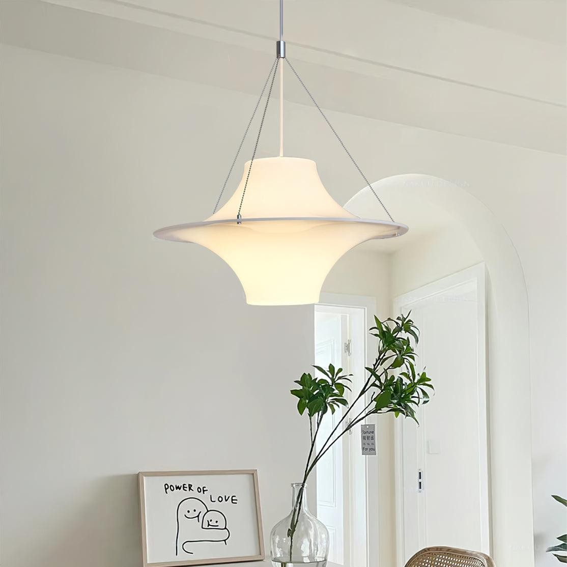 Minimalna scena pokoju z zapaloną lampą wiszącą Lokki