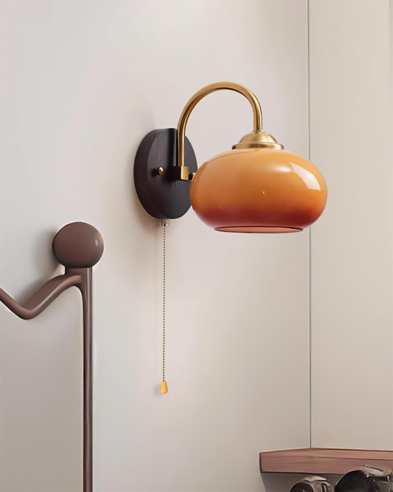 Persimmon vegglampe installert i nærheten av interiør og møbler