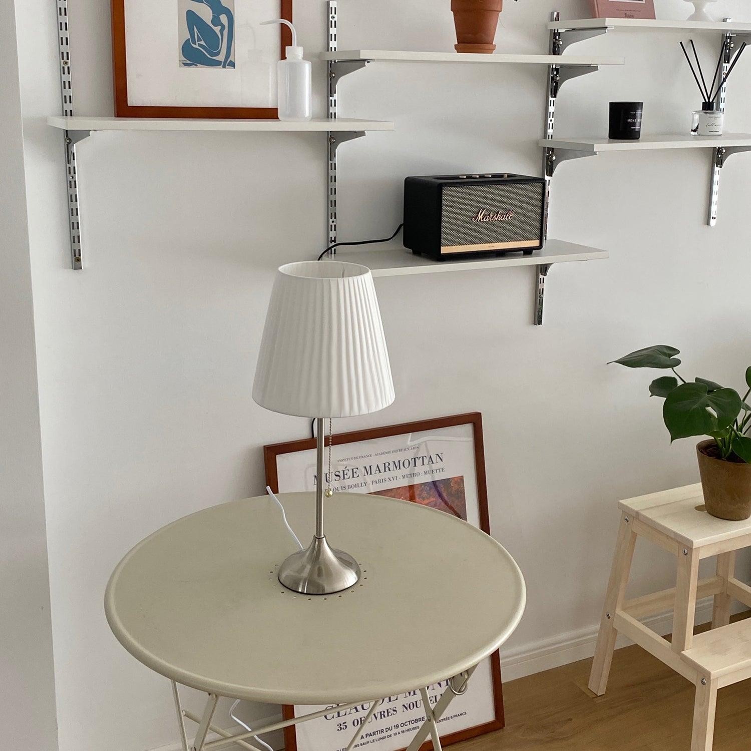 M91-lampe på et rundt bord i en romsetting