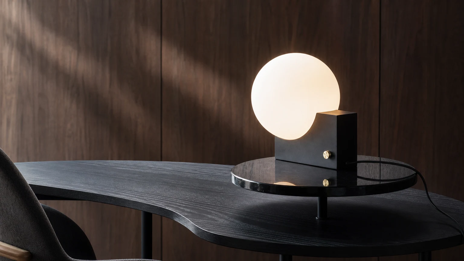 Geometryczna podstawa lampy Szklana kula Lampa stołowa M467 w ciepłej scenerii wnętrza