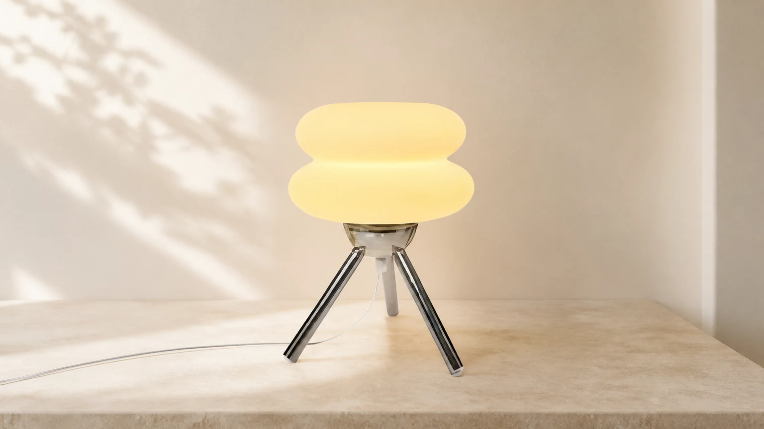 Lampa stołowa ze szklanym statywem Lollipop Bauhaus S24 w ciepłej scenie na blacie