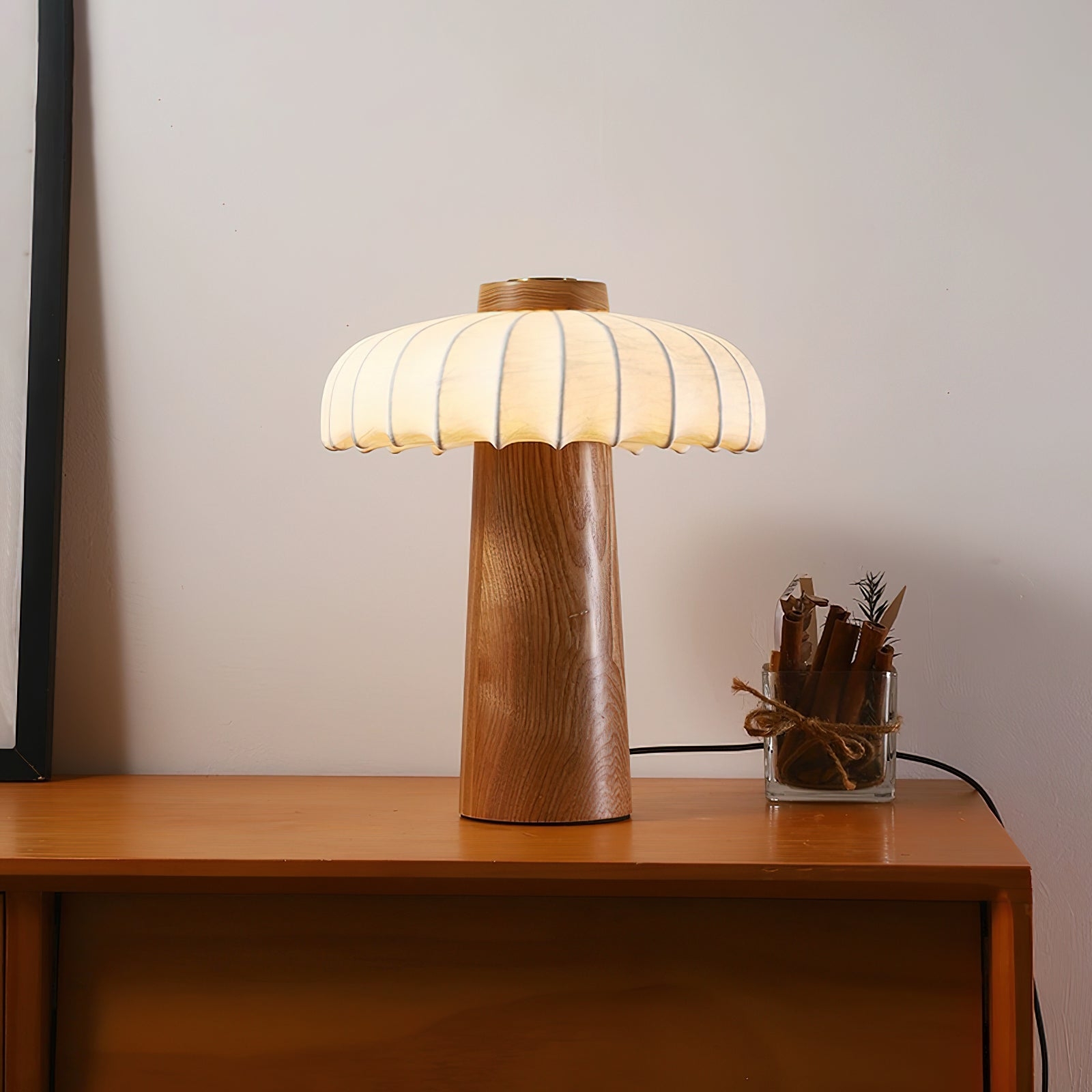 Lampa stołowa Juego na biurko z drobnymi akcesoriami