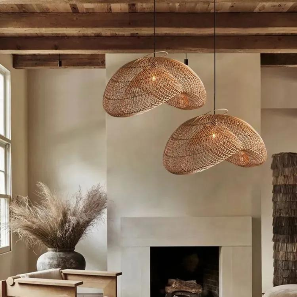 Dos lámparas colgantes de ratán estilo Wabi-Sabi en una escena de sala de estar.