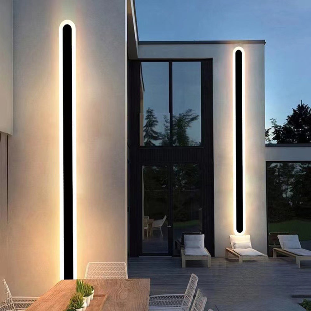 Scena na patio na świeżym powietrzu z kinkietami Edge zainstalowanymi na ścianach zewnętrznych