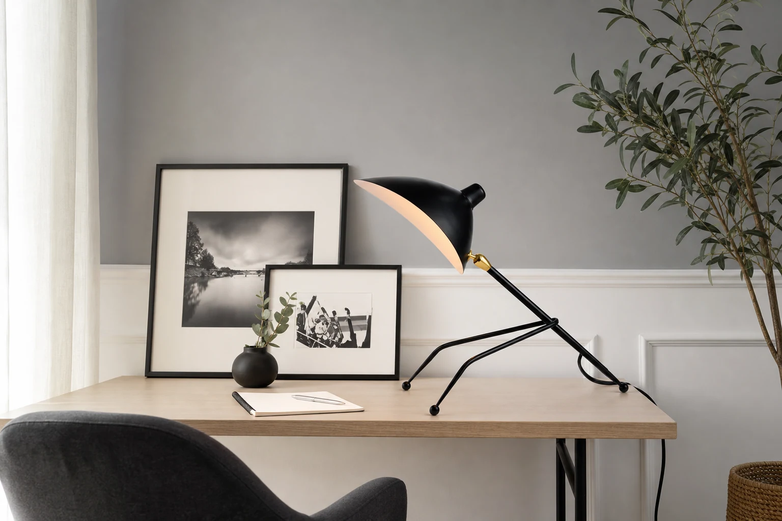 Svart stativskrivbordslampa S172 i en produkt-i-kontext livsstilsscen