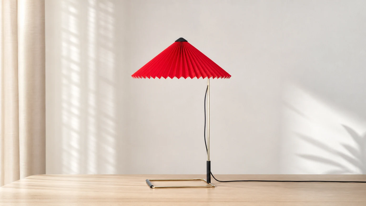Mała lampa stołowa z mosiądzu Matin o nowoczesnym designie w ciepłym wnętrzu