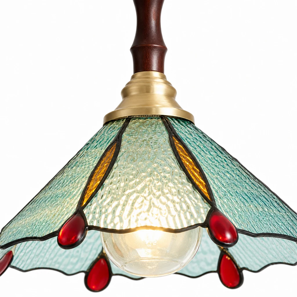 Zbliżenie szczegółów materiałów witrażowych lamp wiszących Tiffany