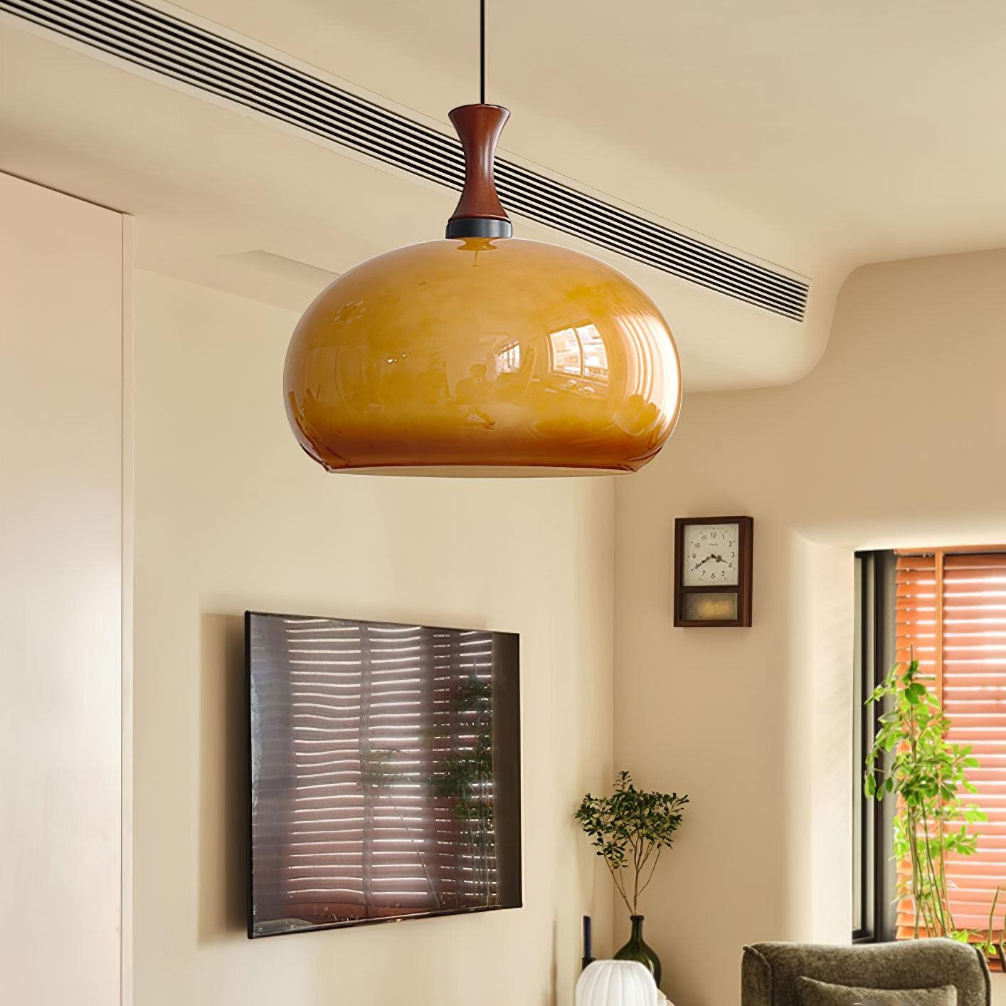 Pomarańczowa lampa wisząca w kształcie kopuły w scenie w salonie