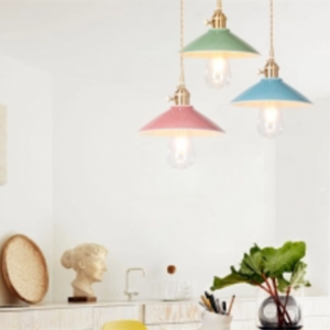 Wiele pastelowych lamp KLARRIS we wnętrzu kuchni