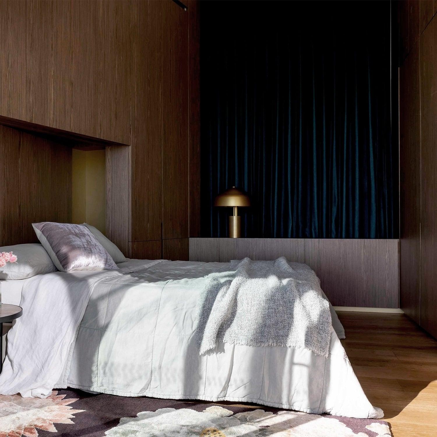 Modern Minimalist Design Crooked Head Table Lamp M445