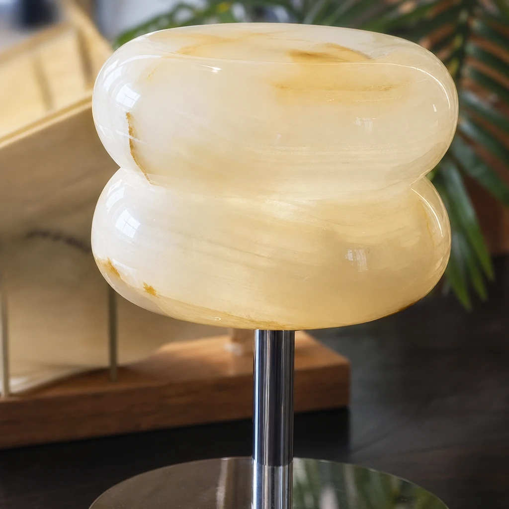 Zbliżenie lampy stołowej Jade Donut z alabastru i metalowego wykończenia