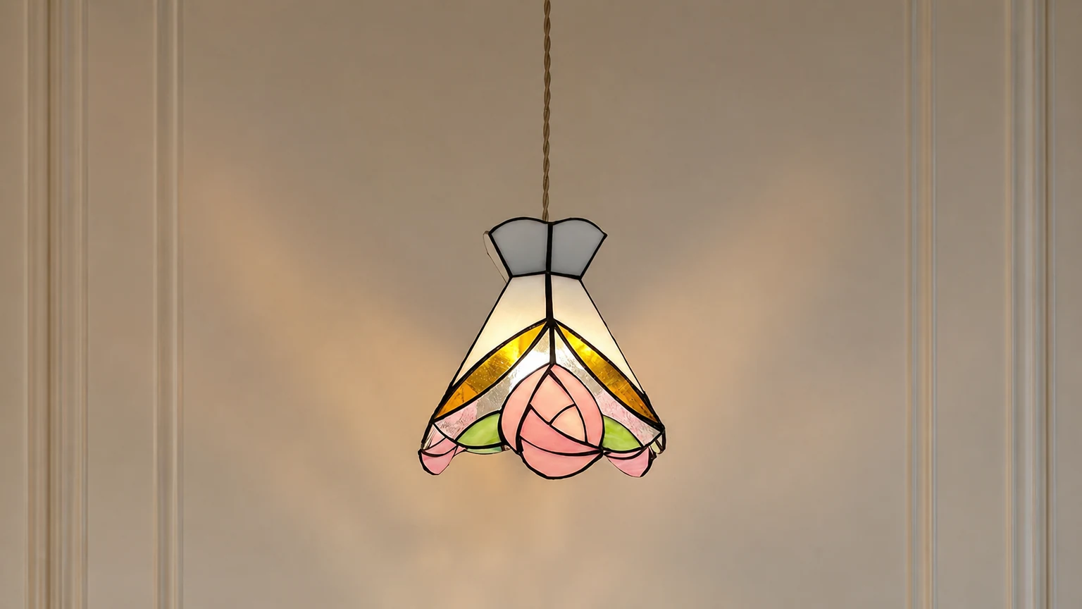 Francuska lampa witrażowa Retro Rose M190 w ciepłej scenerii wnętrza