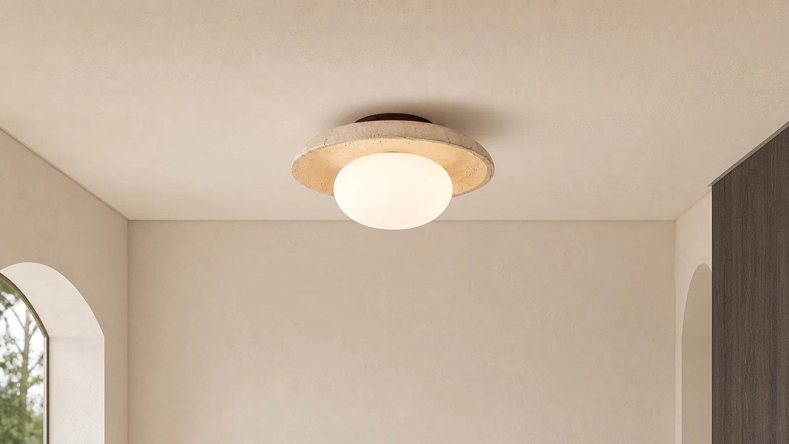 Lampa sufitowa Lime Cavities P050 zainstalowana w ciepłym wnętrzu