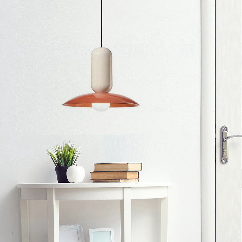 Lampa wisząca Color Block Frisbee Pau nad małą szafką