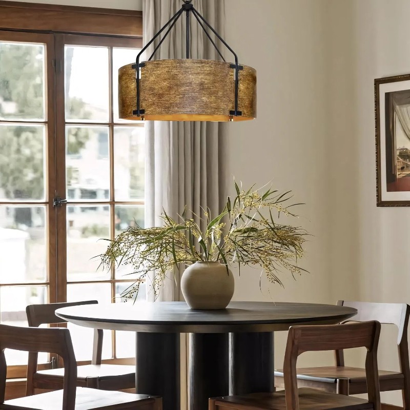 Lampa wisząca w scenie jadalni przy oknie