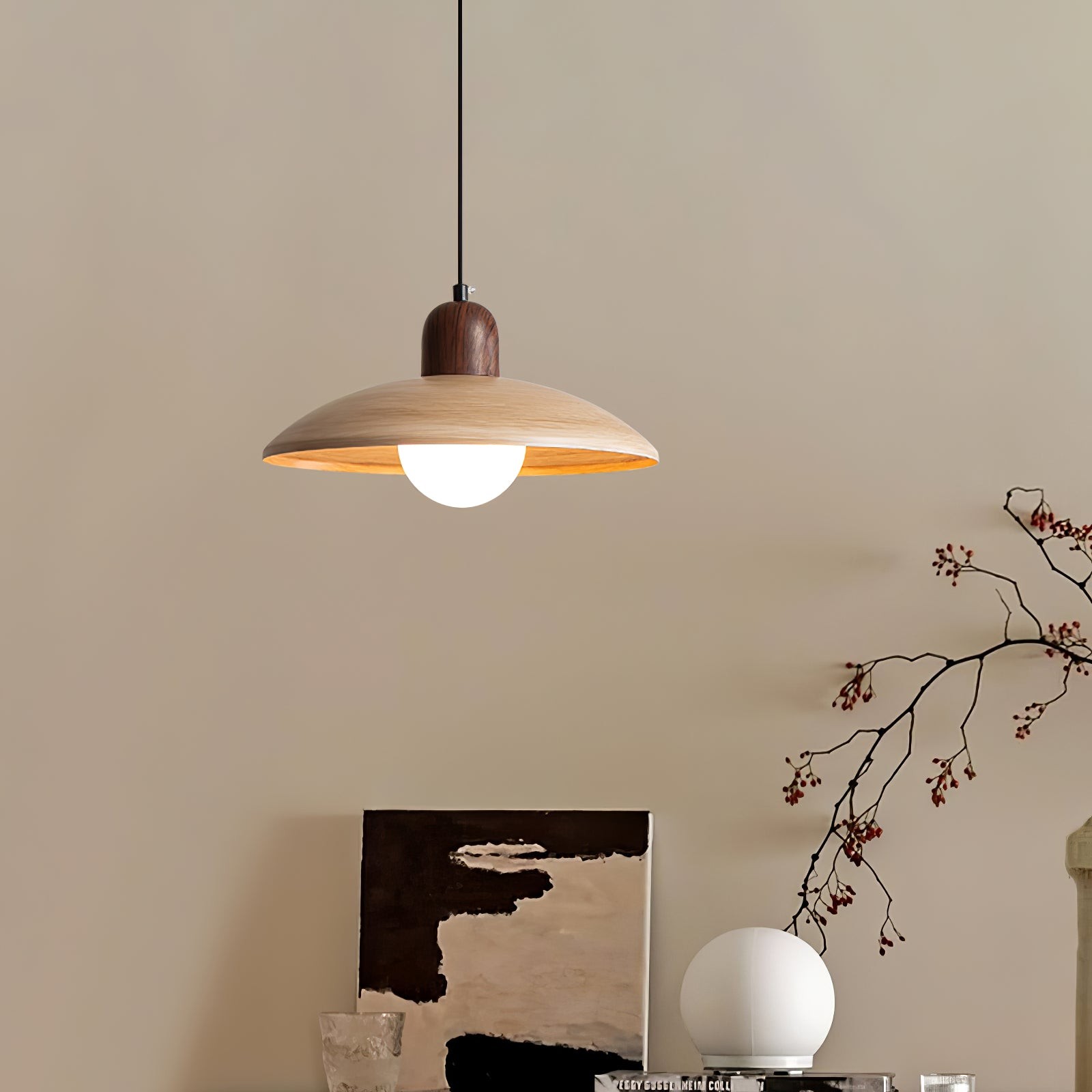 Lampa wisząca zainstalowana nad konsolą dekoracyjną