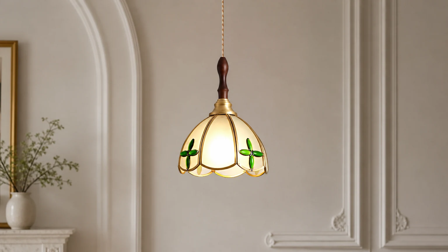 Vintage witrażowa lampa wisząca Tiffany w ciepłej scenie wnętrza