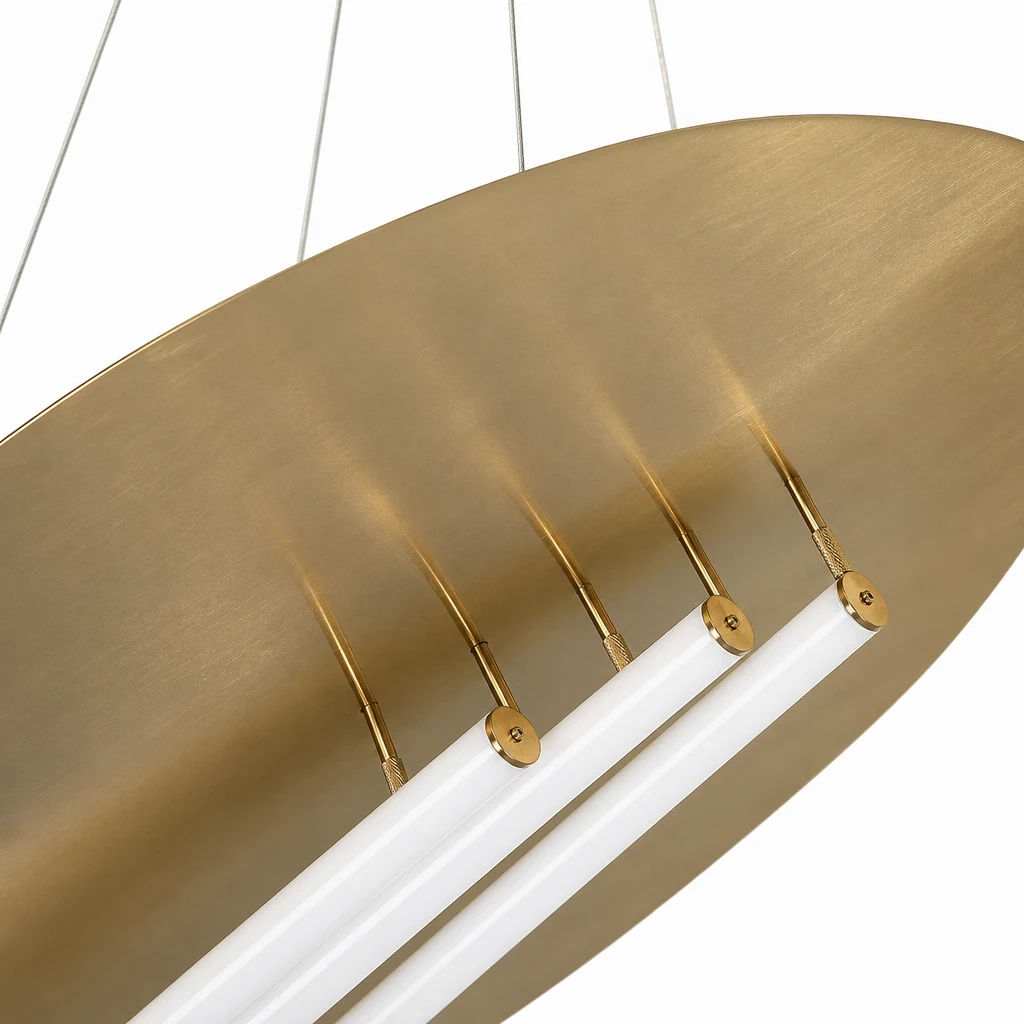 Zbliżenie na wykończenie i klosz lampy wiszącej Big Disc D360
