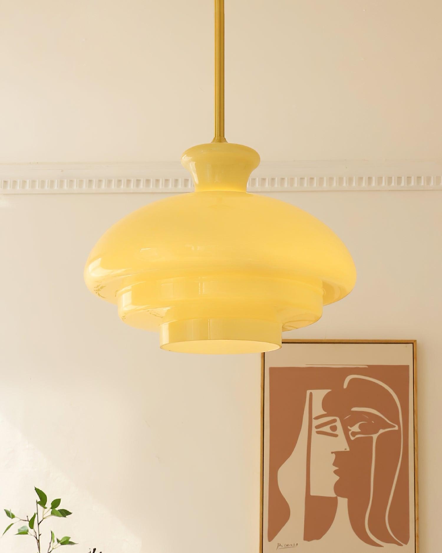 Dobrze oświetlona żółta lampa wisząca w przytulnym pokoju lifestylowym