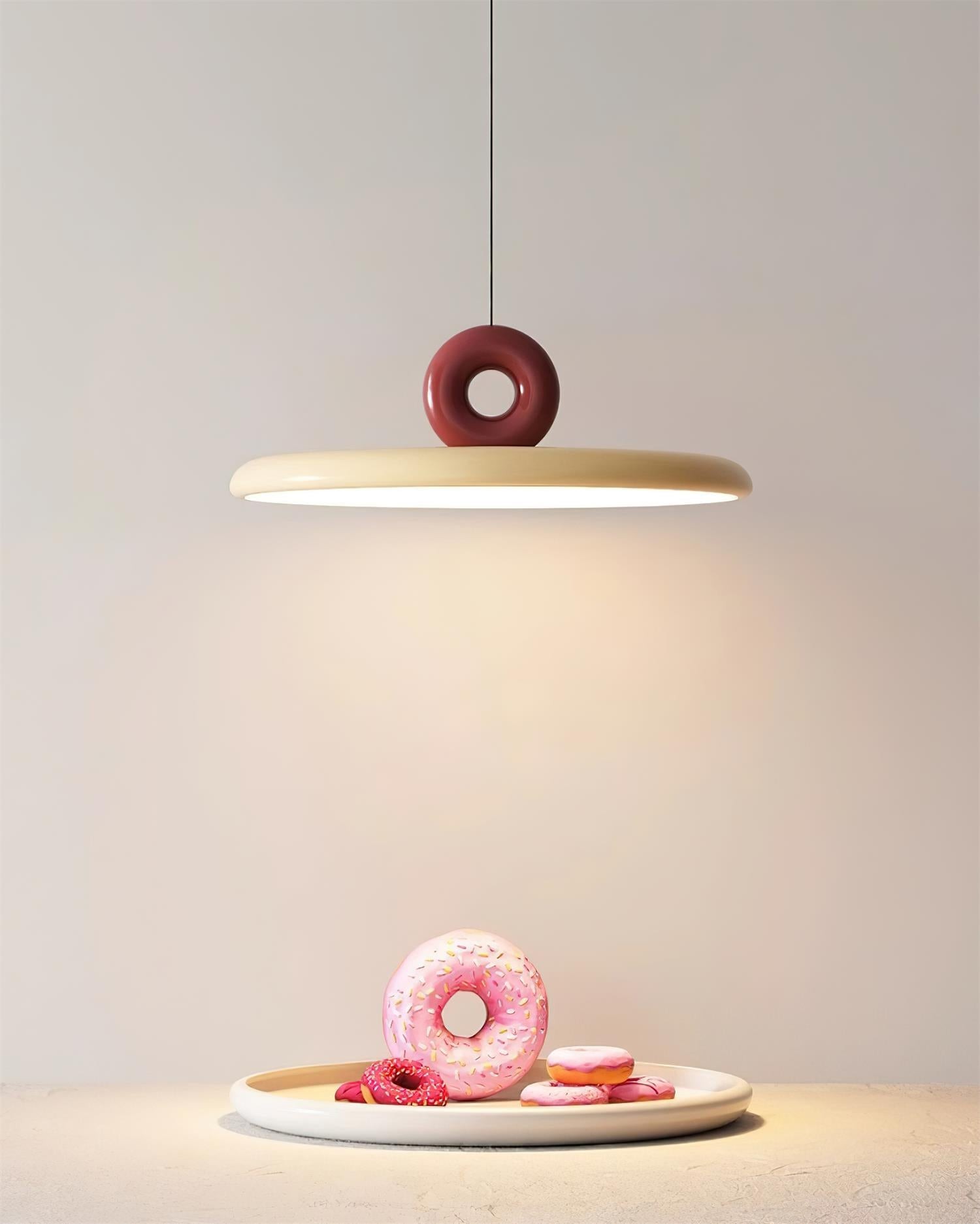 Suspension au-dessus d'une table stylisée