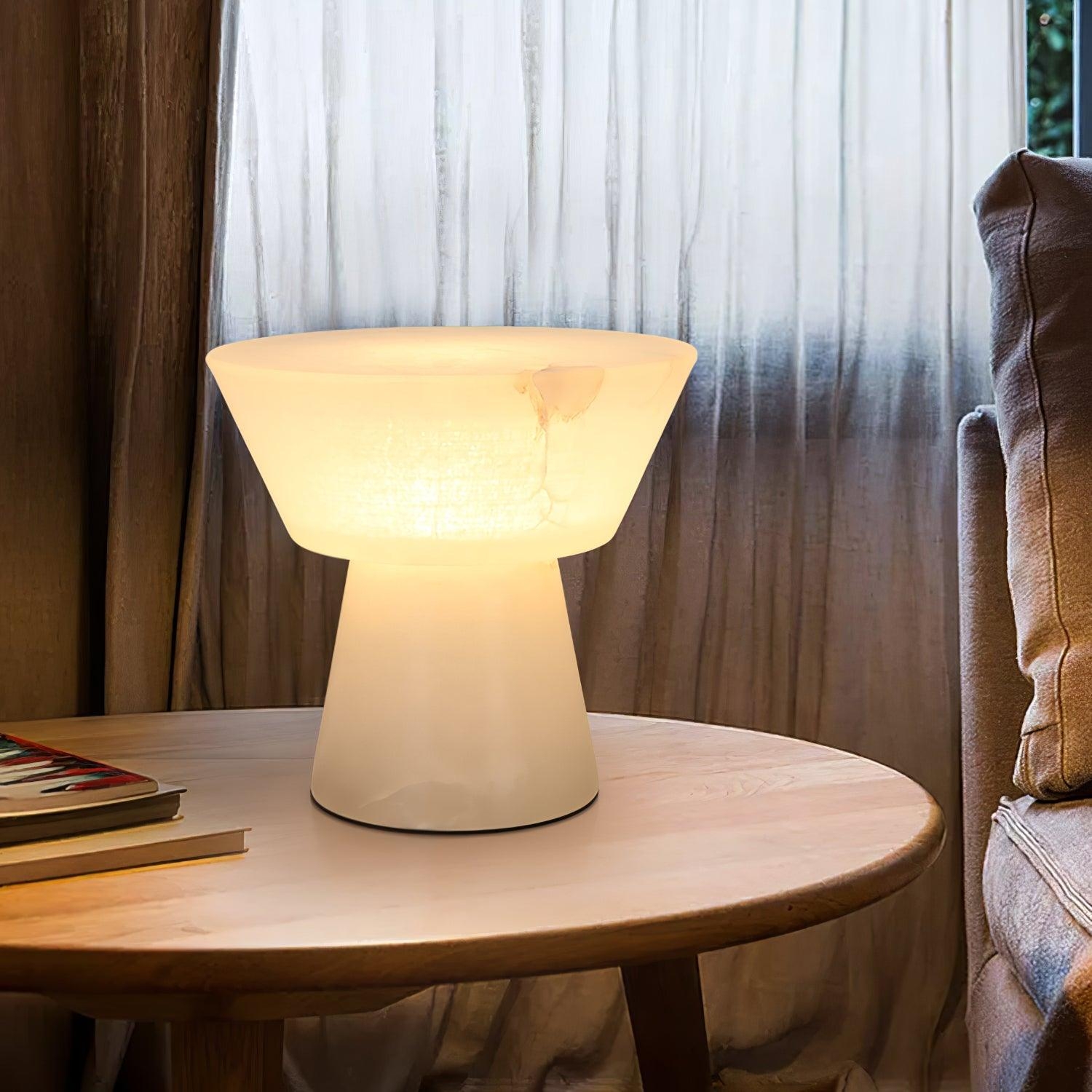Lampa Lit Beta Marble na okrągłym stoliku obok sofy