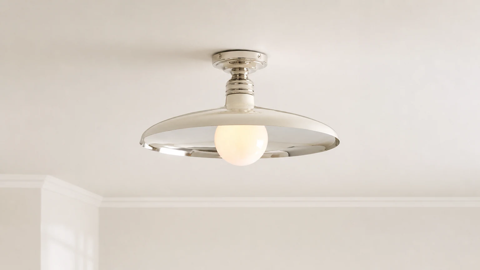 Lámpara de techo empotrada de metal estilo granja Forvara en un ambiente de habitación.