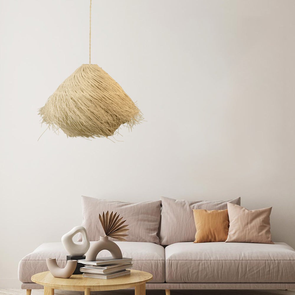 Rattanowa lampa wisząca nad sofą w salonie