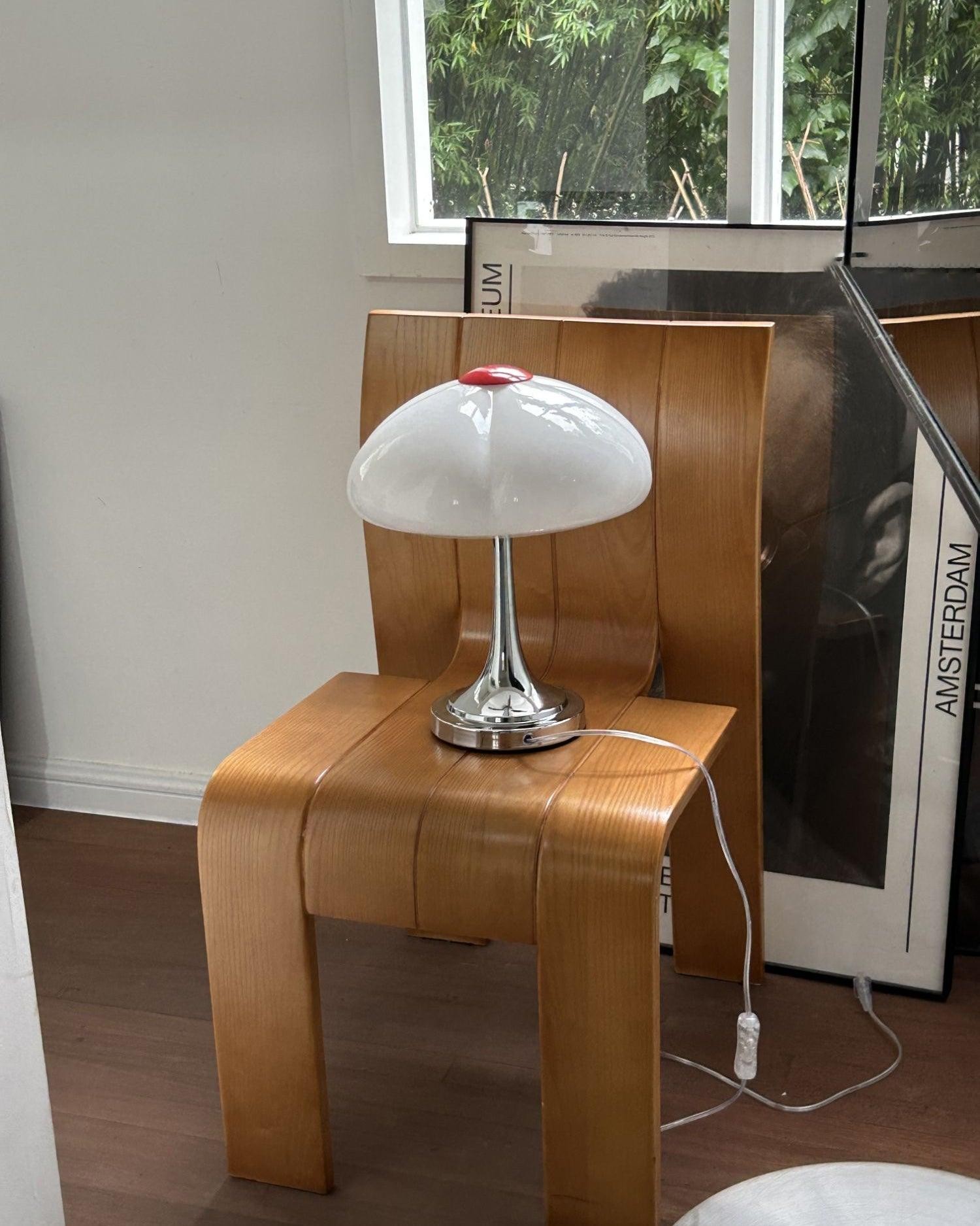 Lampa M321 na krześle lub stoliku bocznym z grafiką ścienną
