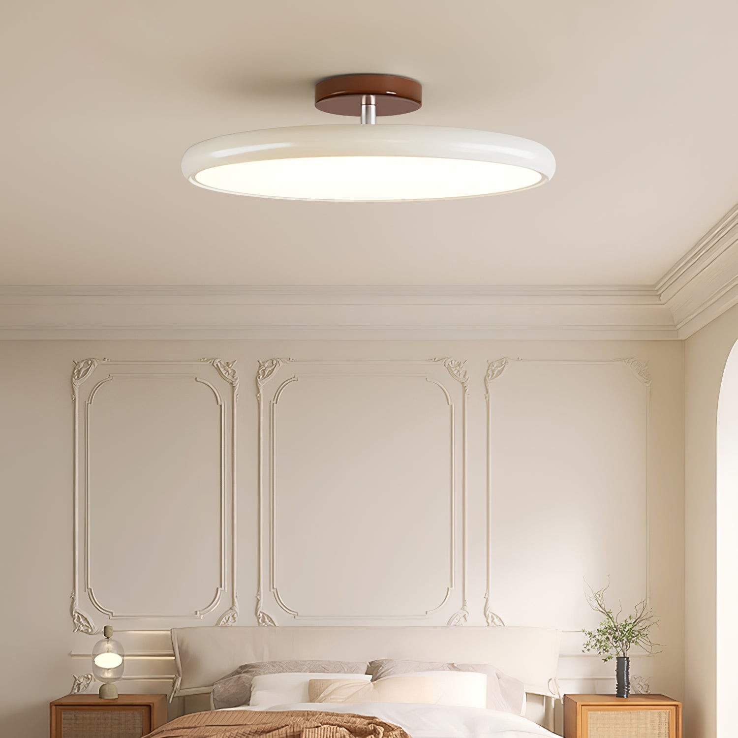 Moderne justerbar skiveformet taklampe M367 synlig over soveromsmøbler
