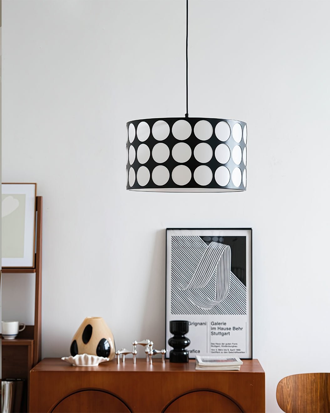 Lampa wisząca nad szafką w pomieszczeniu