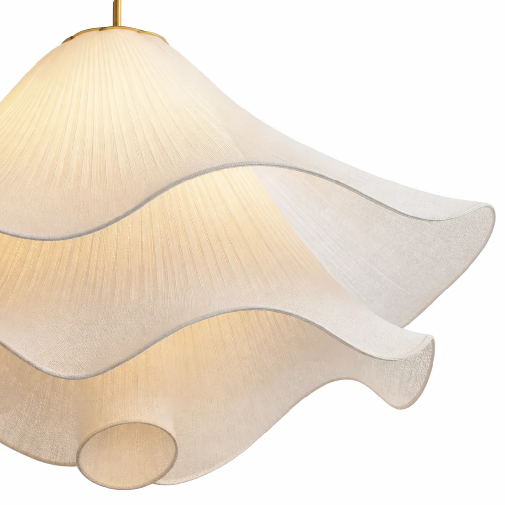 Zbliżenie na klosz z tkaniny i złote metalowe wykończenie lampy wiszącej Jellyfish