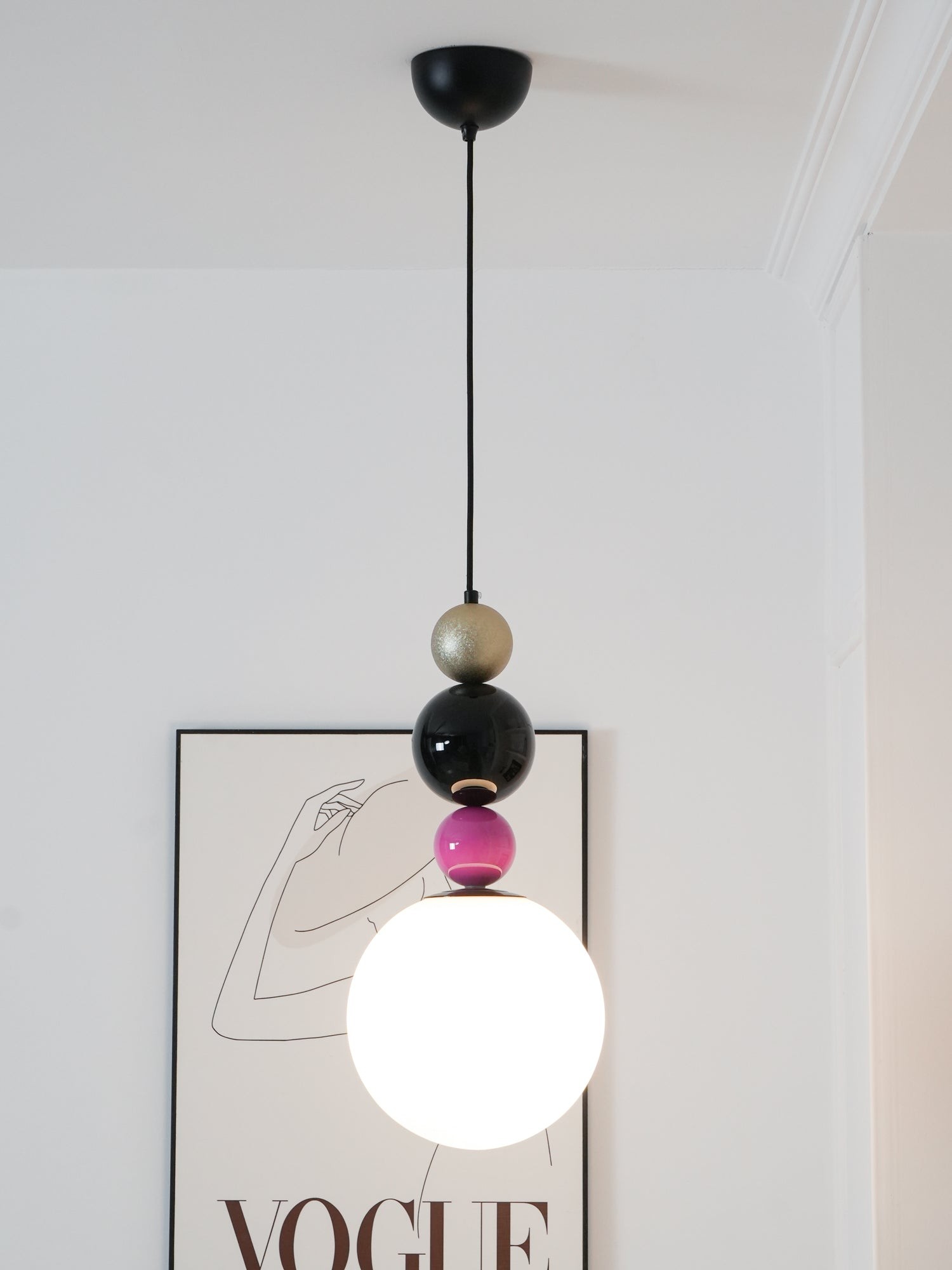 Nowoczesna lampa wisząca Lit z tykwą w kształcie kuli z widocznym baldachimem sufitowym
