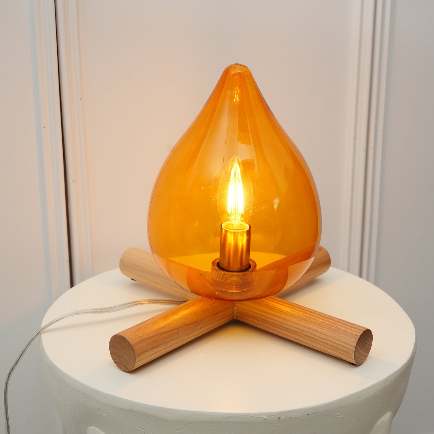 Lampa stołowa z pełnym płomieniem na małym okrągłym stole