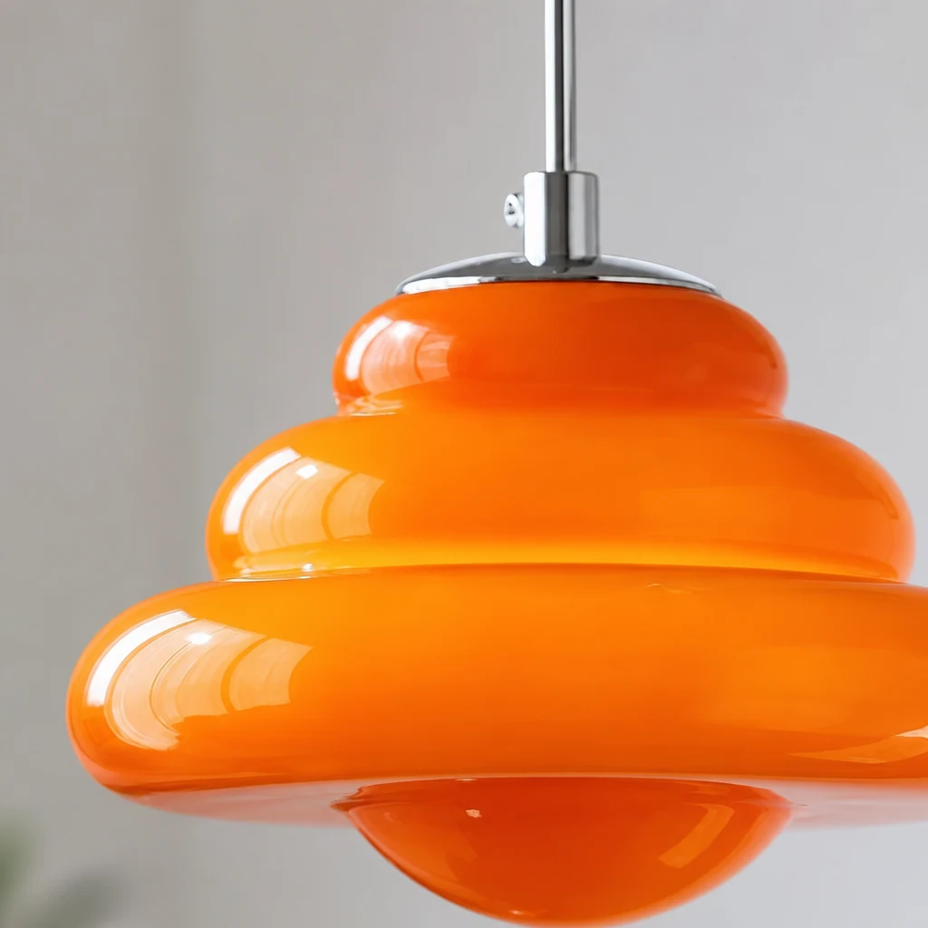 Nærbilde av Cream Cloud-pendellampen P011 i blank metall- og glasskonstruksjon