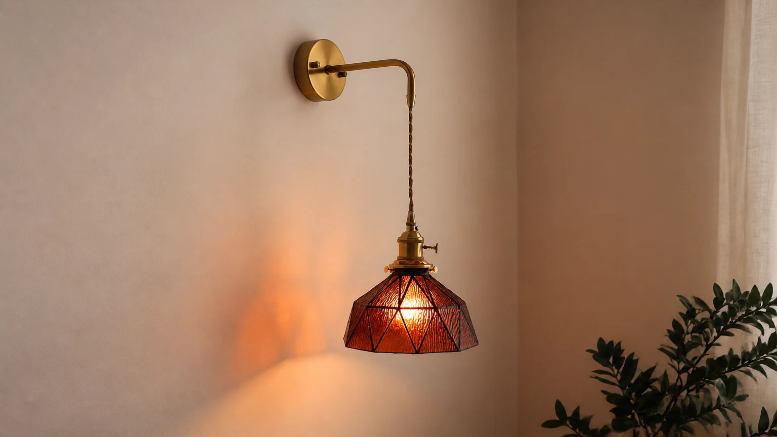 Retro duszpasterska szklana lampa ścienna M211 zainstalowana w ciepłej scenerii pomieszczenia