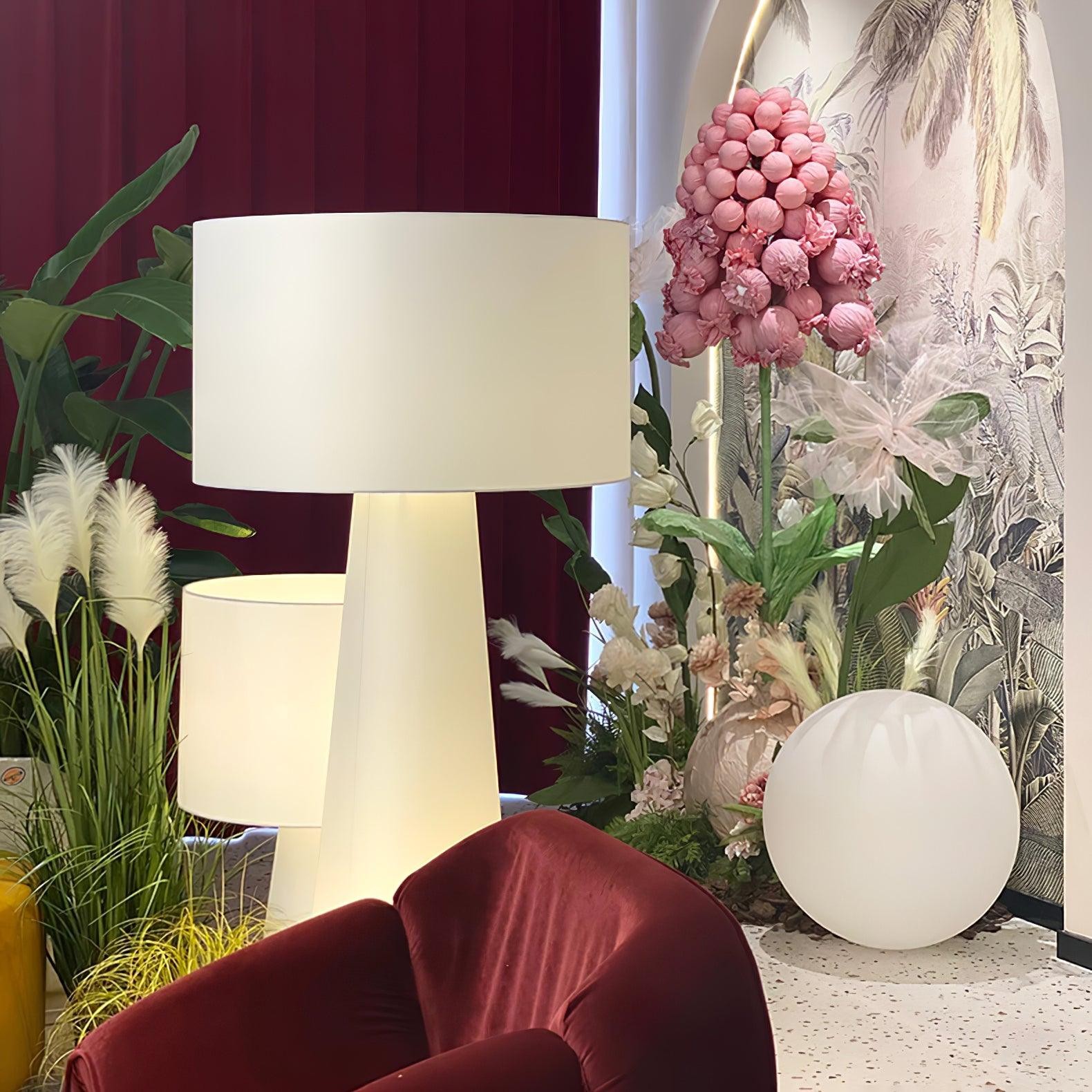Lampa podłogowa M76 w dekoracyjnym kwiatowym wnętrzu