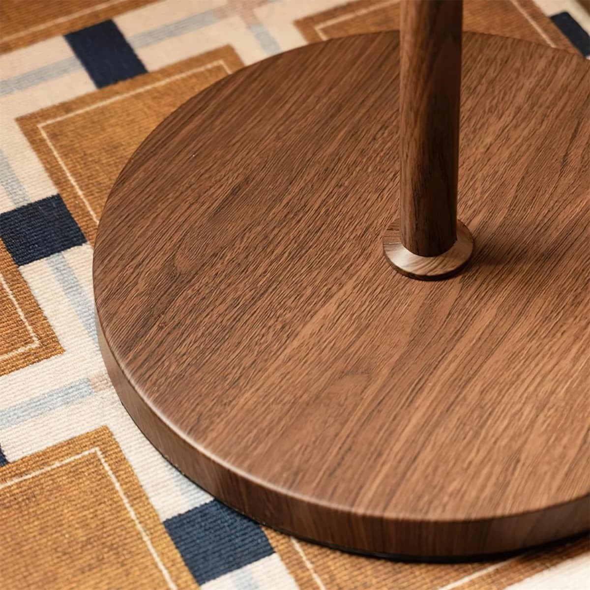 Base redonda con acabado de madera y conexión para poste